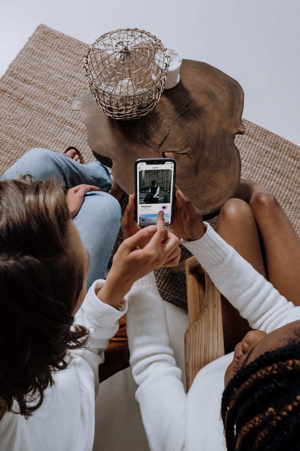 Deux adultes regardent ensemble un smartphone